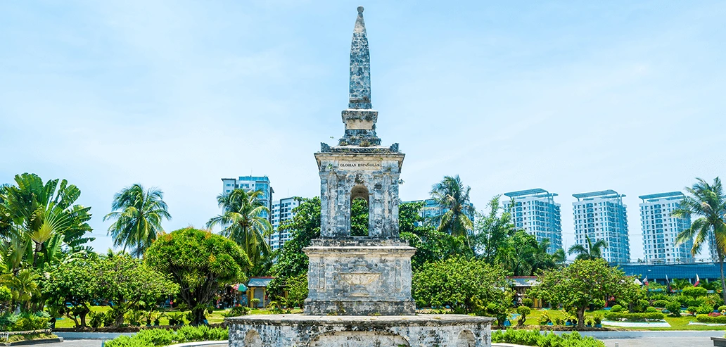 緑に囲まれた公園に建つ記念碑とモニュメント