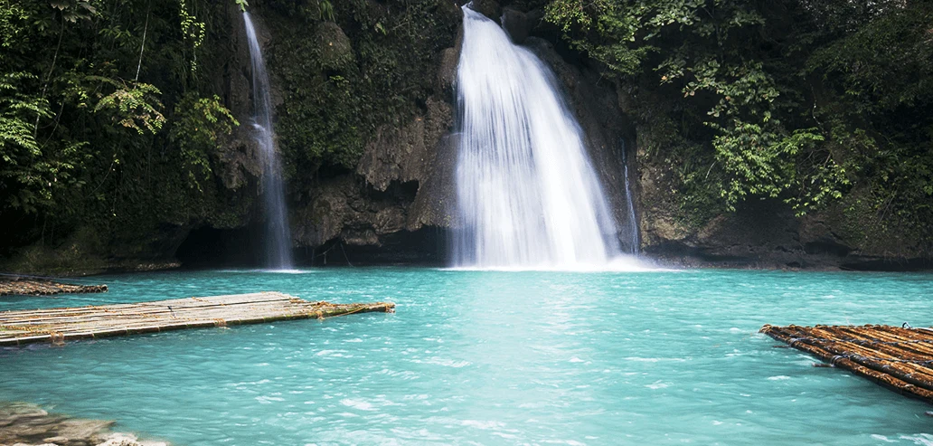 エメラルド色の滝つぼが美しい自然の滝