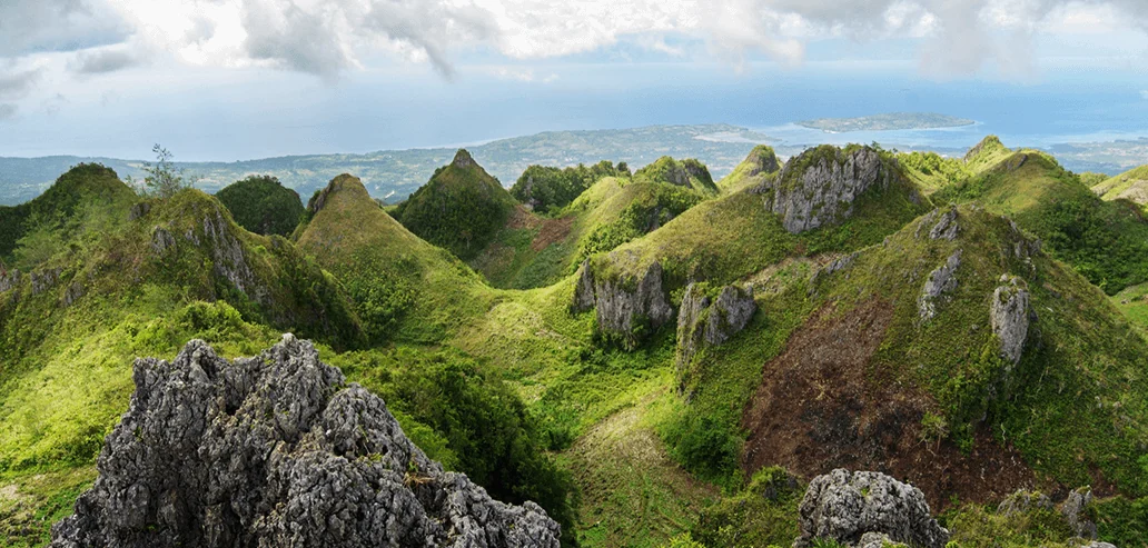 起伏のある地形が広がるチョコレートヒルズの風景