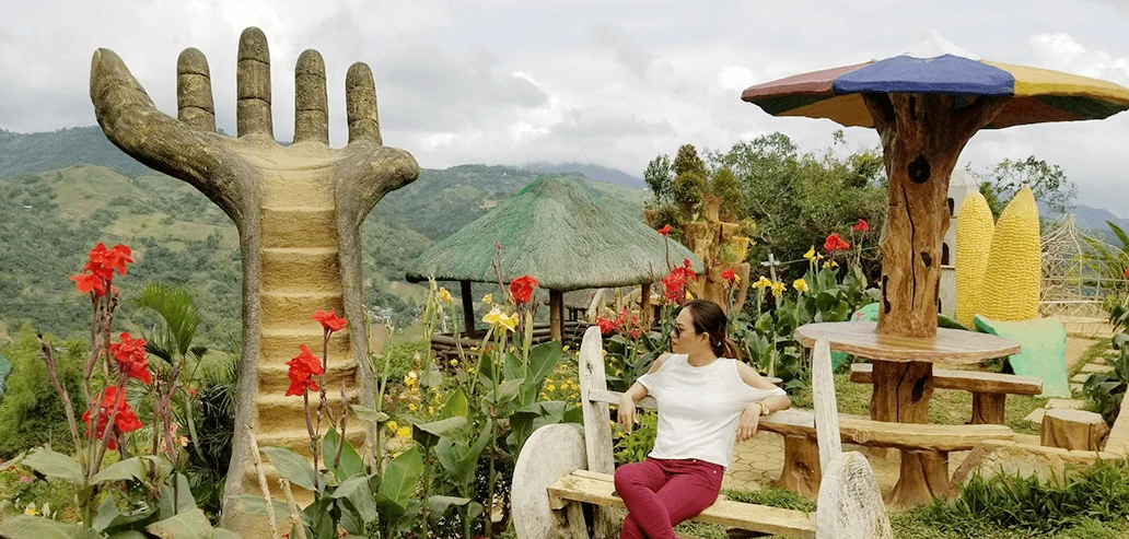 巨大な手のモニュメントが立つユニークな観光スポット
