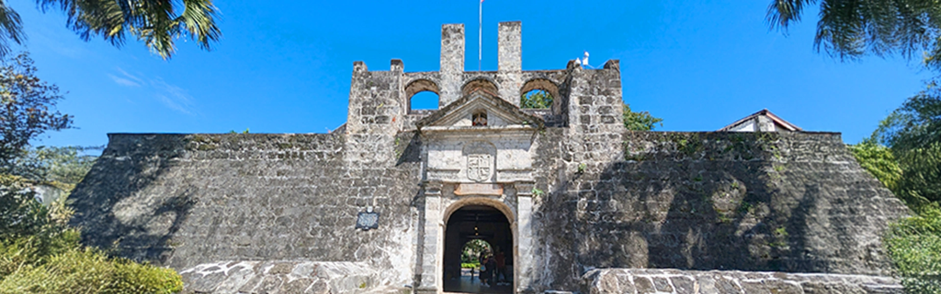 石造りの城門が印象的な歴史的要塞の外観