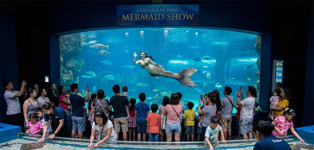 大型水槽を前に集まる来場者