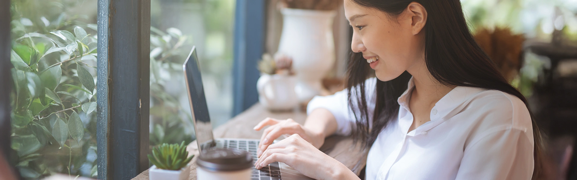 フィリピン留学中にインターネットを利用する留学生のイメージ