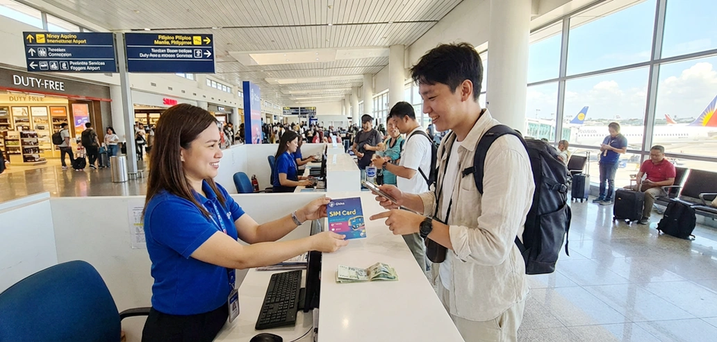 フィリピン到着後にSIMカードの手続きをする留学生