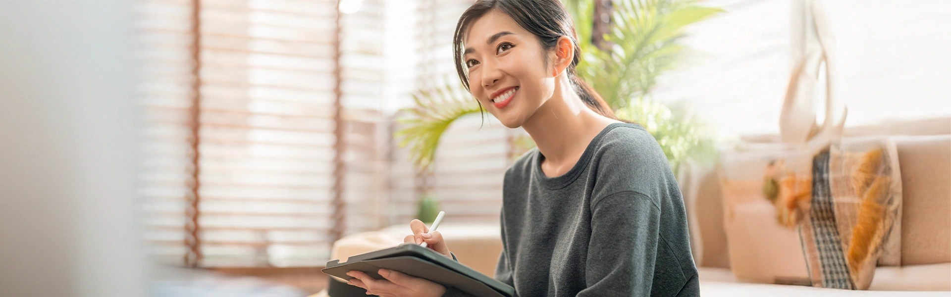 留学準備を進めながら計画を立てる女性のイメージ