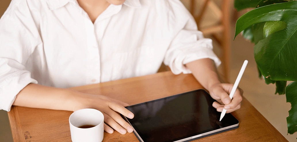 留学に向けた学習計画やスケジュールをタブレットで考える様子