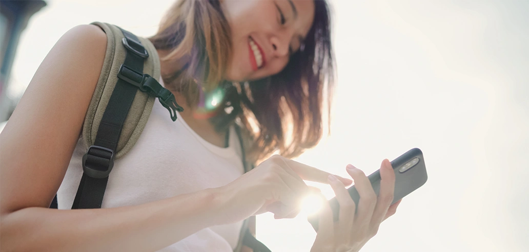 フィリピン生活に役立つ情報をスマートフォンで調べる女性