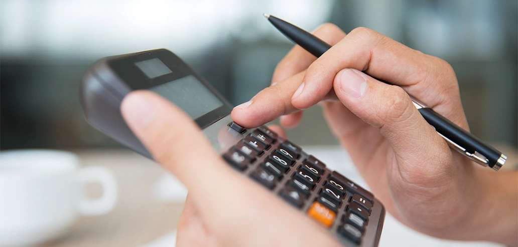 フィリピン留学にかかる費用を電卓で計算している様子