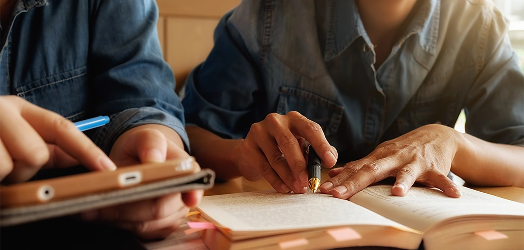 フィリピン留学の費用やプランを複数人で比較・検討している様子