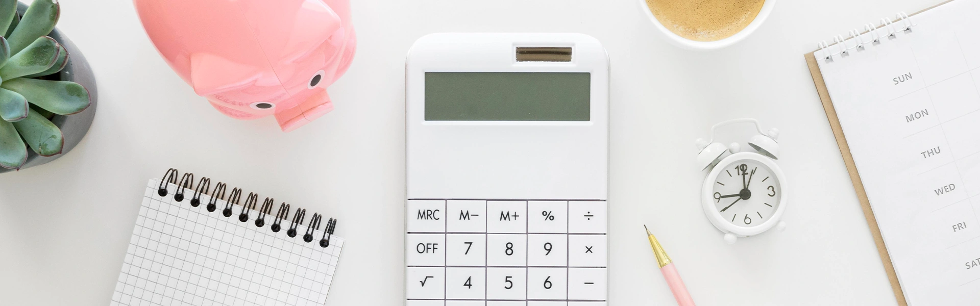 留学費用を計算・管理するための電卓とノートのイメージ写真