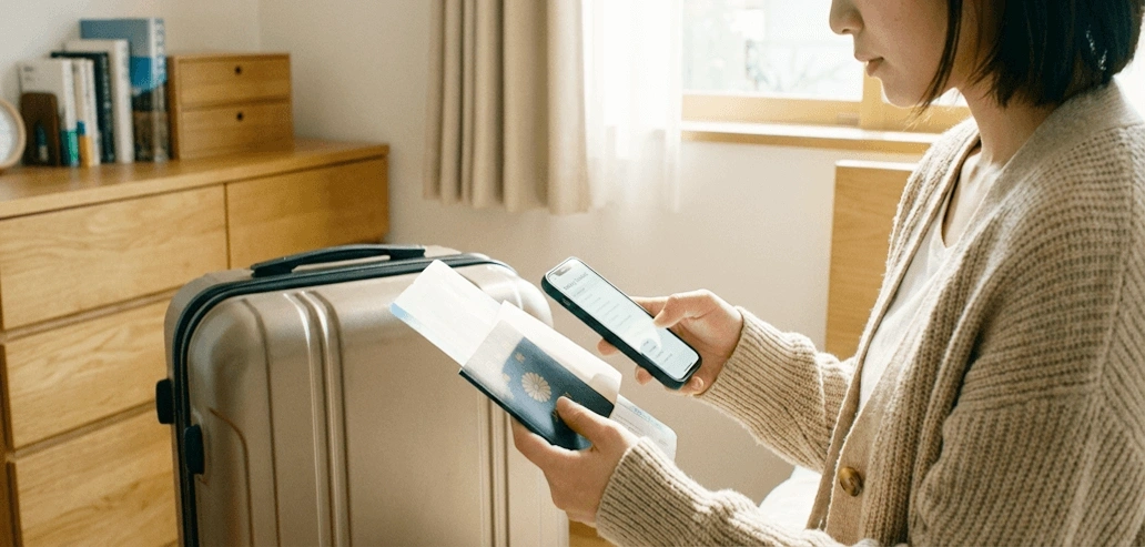 出発前に自宅でスーツケースの中身を確認している様子