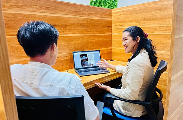 フィリピン留学の語学学校で行われる少人数レッスンの様子