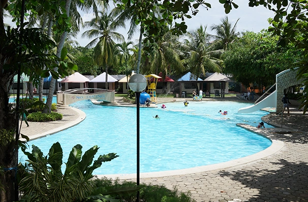 フィリピン留学中にリラックスできる学校の屋外プール