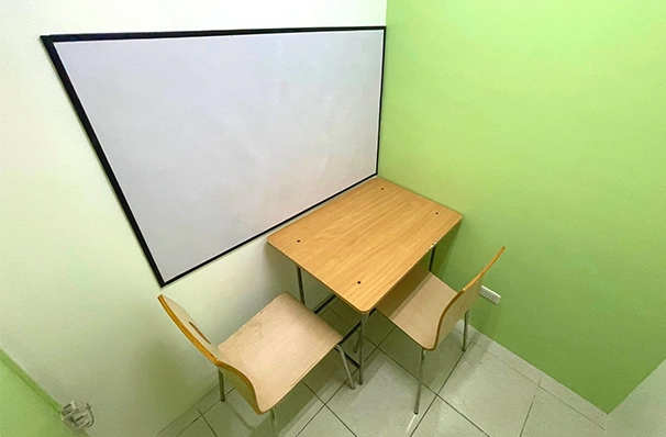 フィリピン留学の語学学校で行われる少人数レッスンの教室