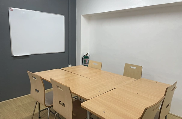 フィリピン留学中にクラスメイトと交流する教室