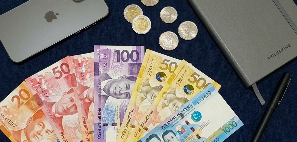 複数の国の紙幣を並べた外貨両替のイメージ