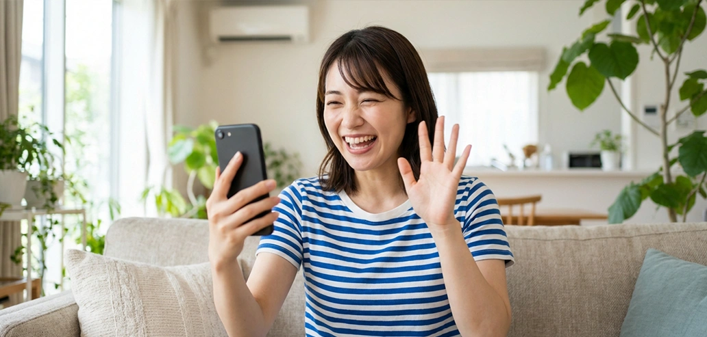 スマートフォンでオンライン英会話をする女性