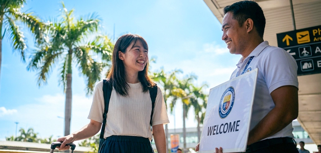 海外渡航後に現地で出迎えられる女性