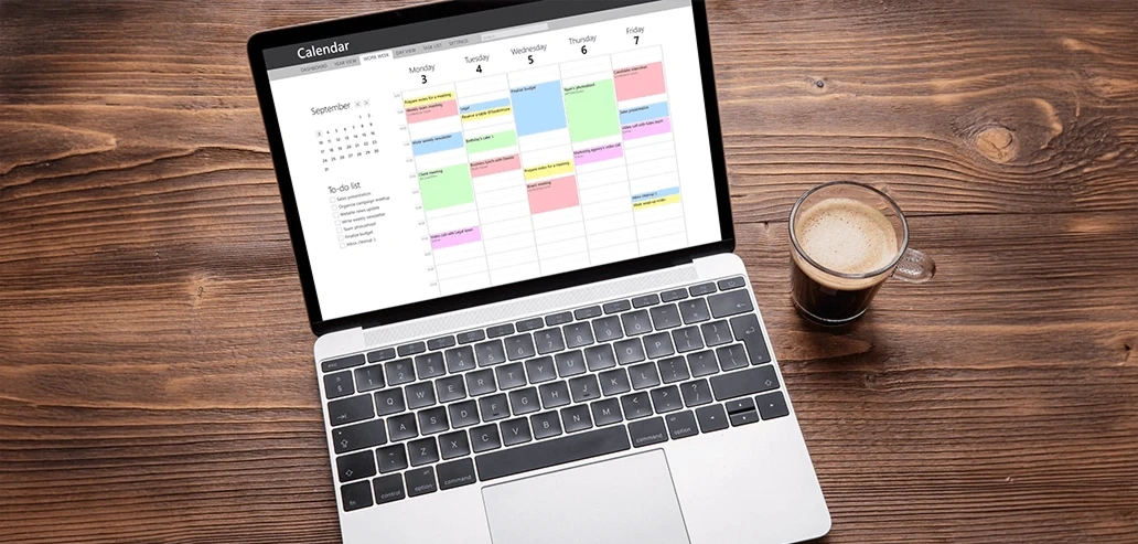学習スケジュールが表示されたノートパソコンとコーヒー