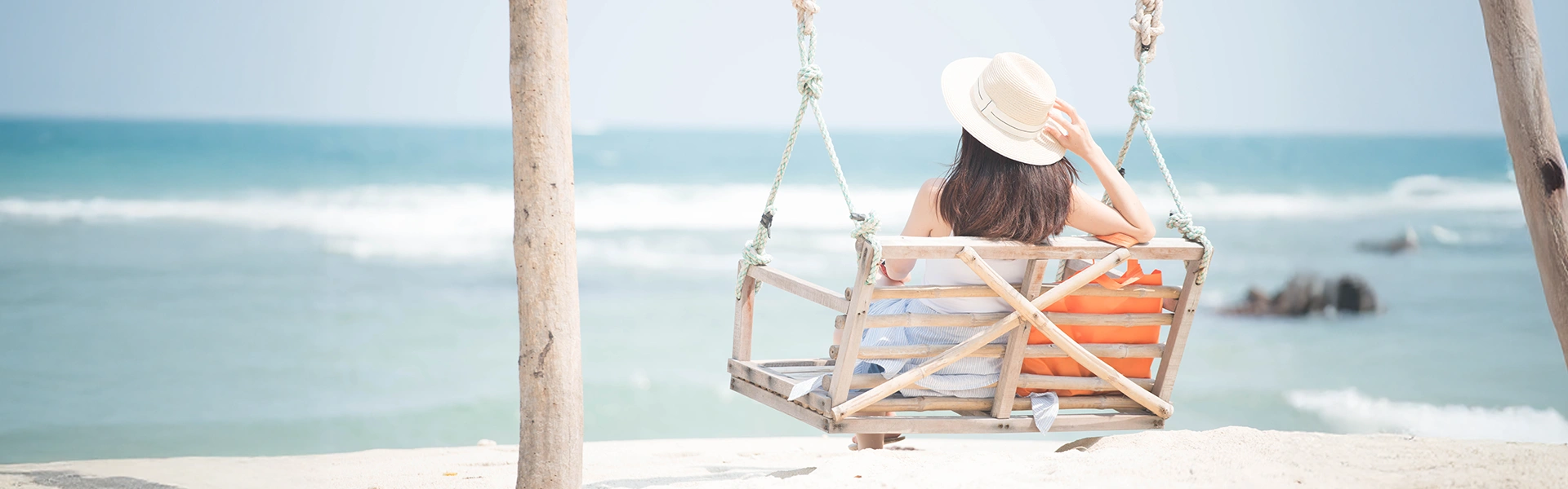 フィリピンのリゾート地で海を眺める留学生のイメージ