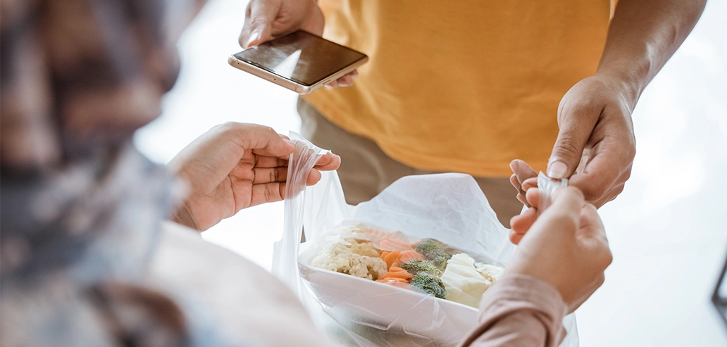 フードデリバリーで料理を届けてもらう様子