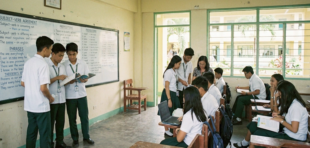 教室で英語の授業を受ける生徒たちと教師の様子