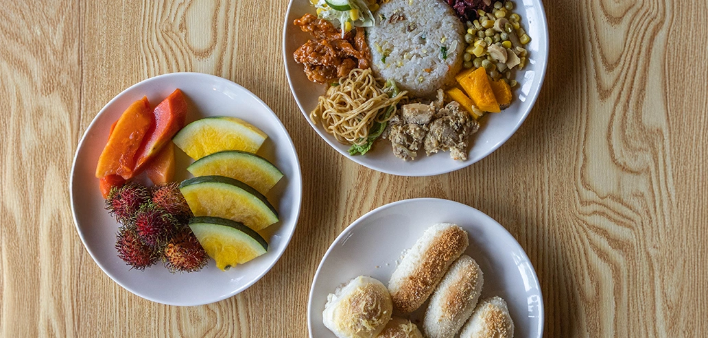 フィリピン留学中の朝食として提供される軽食とフルーツ