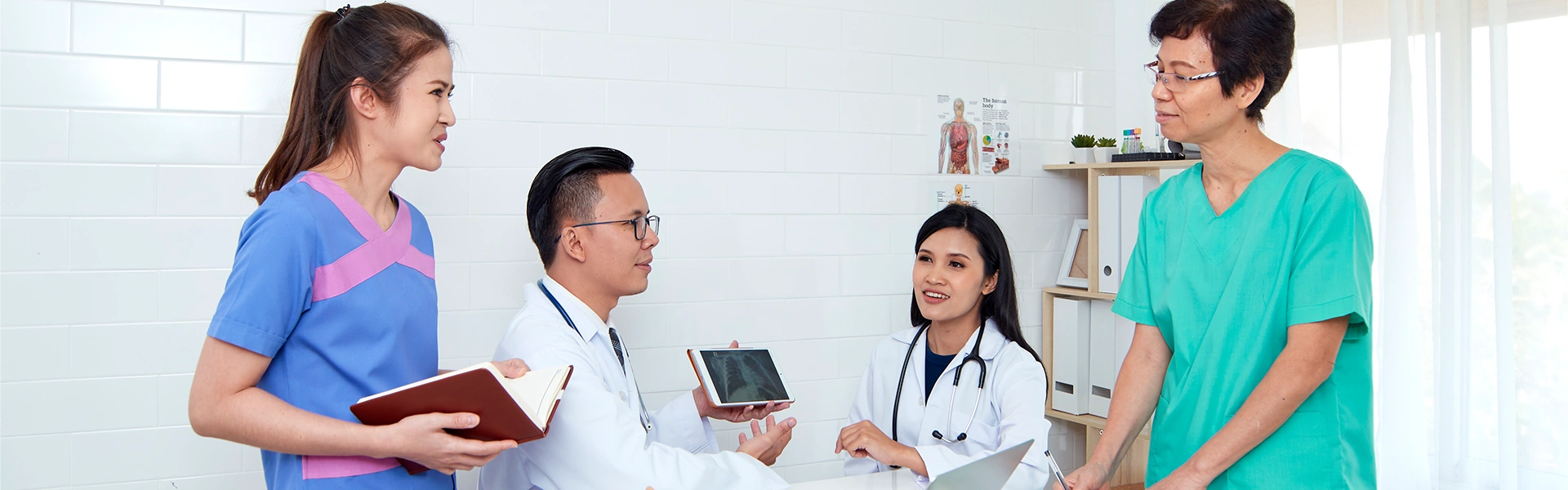 フィリピンの医療機関で医師と看護師が患者と話している様子
