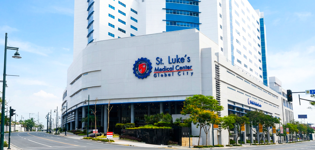 マニラにある近代的な医療センターの建物