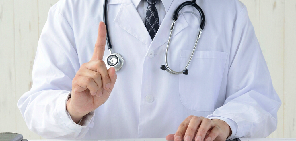 フィリピンでの診察や医療サポートを説明する医師