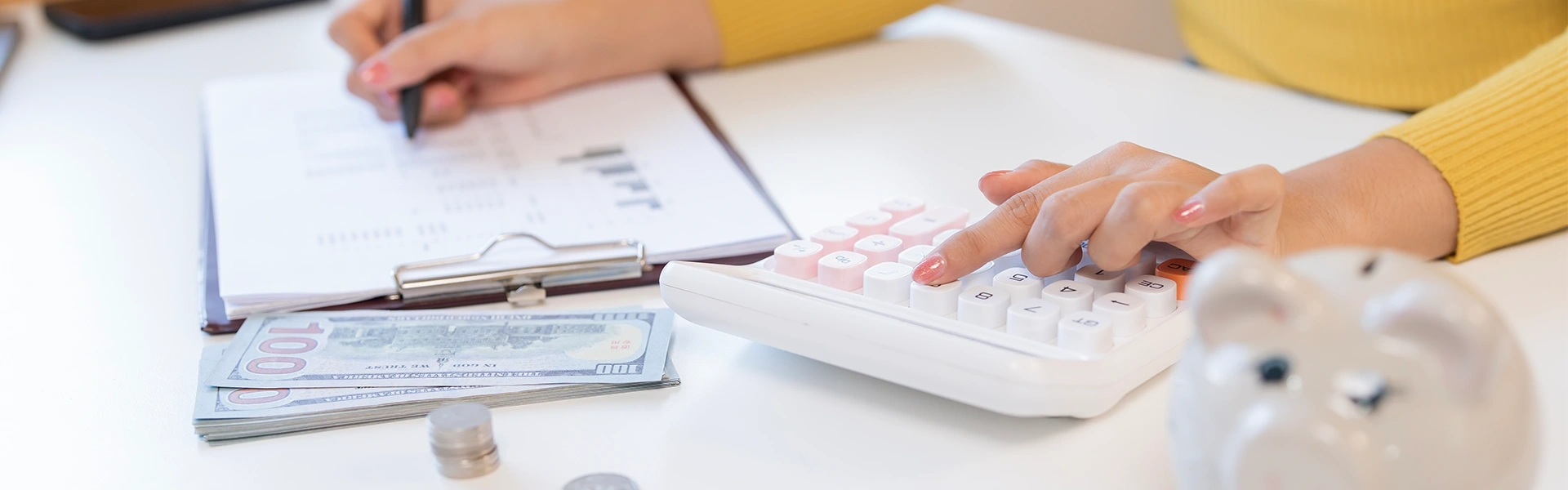 電卓と書類を使って留学費用を計算する手元の様子