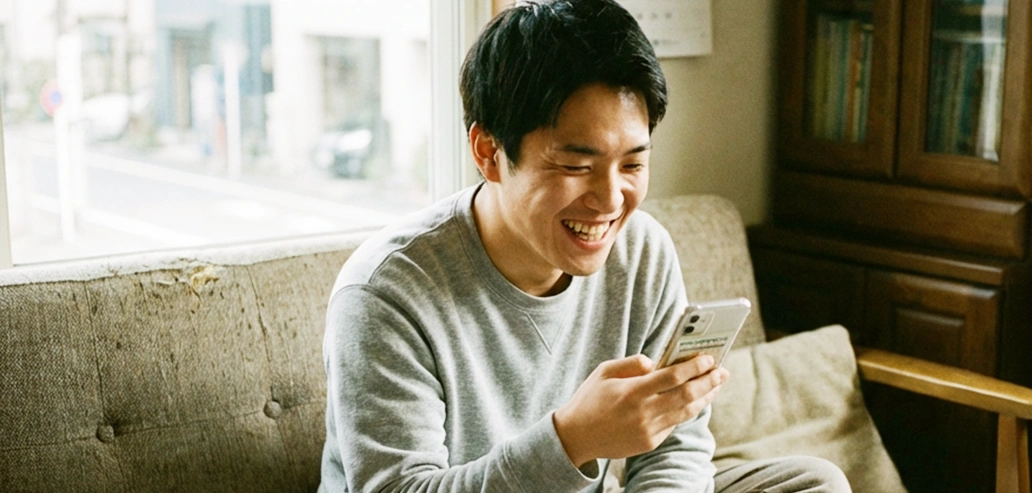 スマートフォンで留学の申込手続きを進める男性