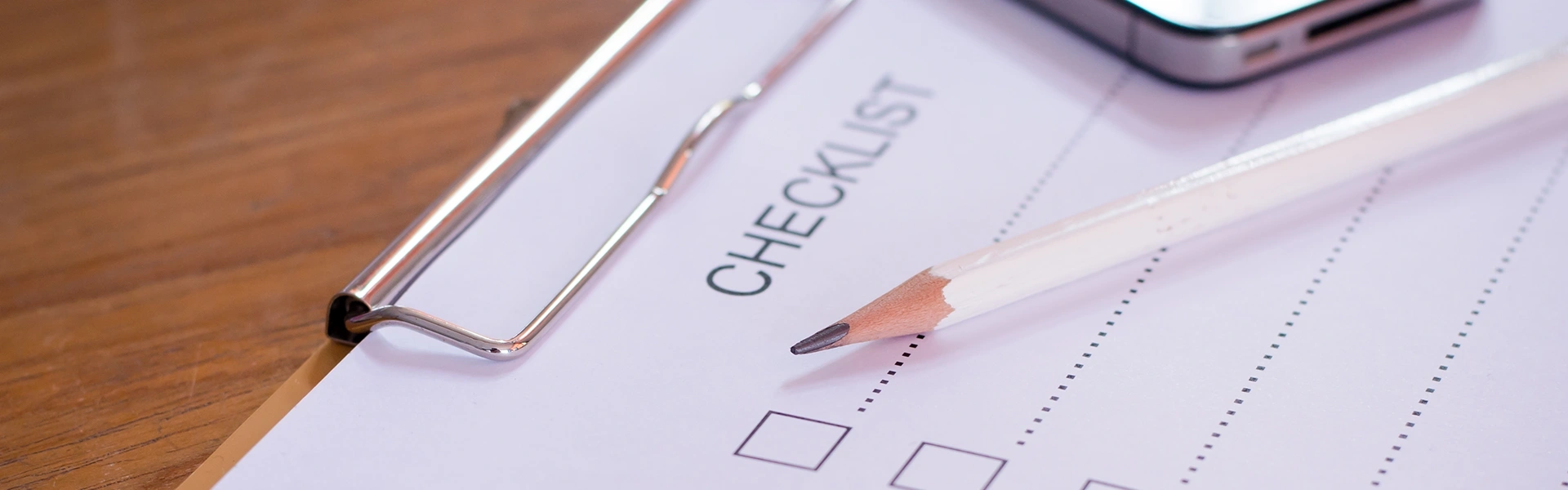 出発前チェックリストに書き込みをしている様子