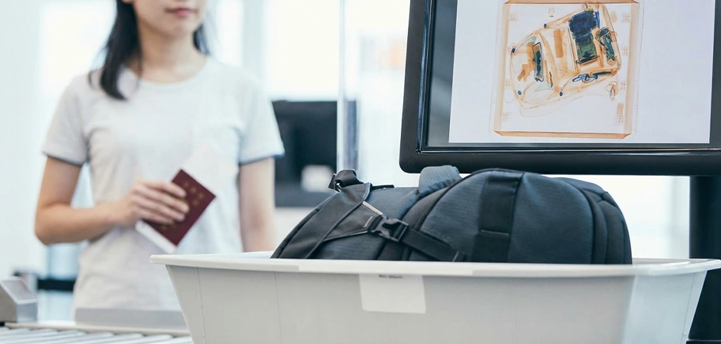 カウンターで出発前の手続きを行っている様子