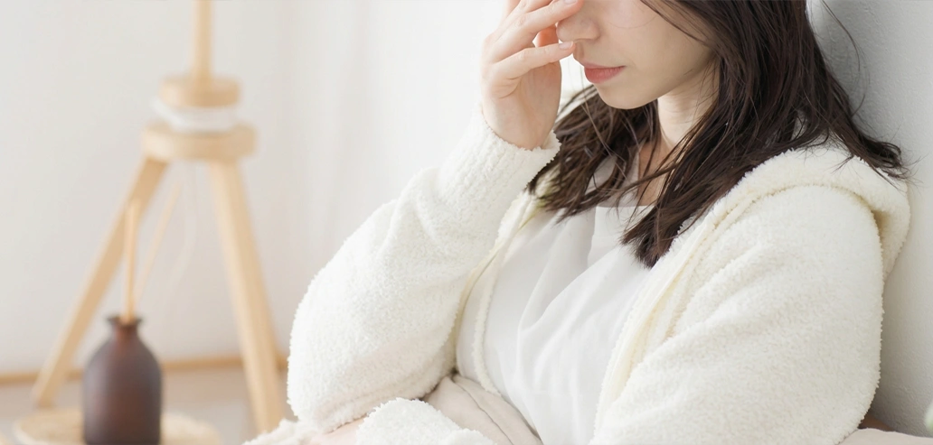 出発前に準備について考えている女性