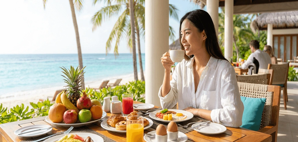 南国リゾートのテラスで食事を楽しむ留学生