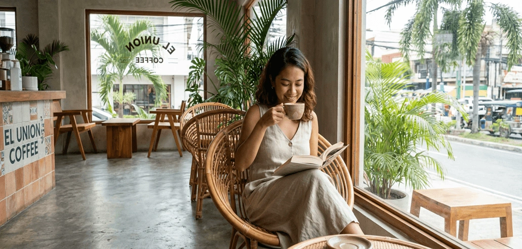 カフェでリラックスしながら過ごす留学生