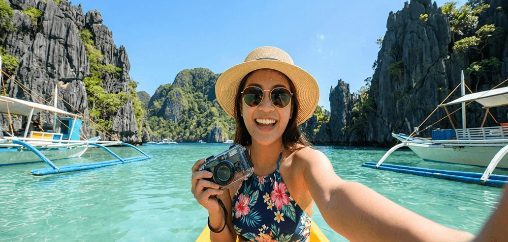 海を背景にマリンアクティビティを楽しむ留学生