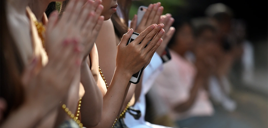 教会で手を合わせて祈る信者たちのクローズアップ