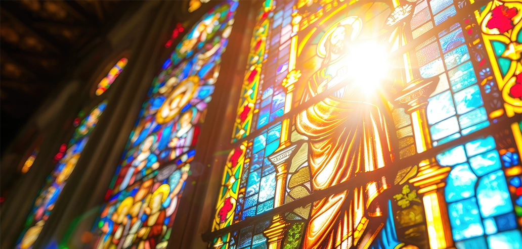 太陽光が差し込む色鮮やかな教会のステンドグラス