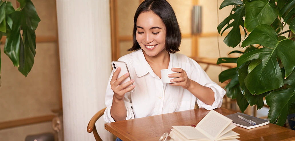 自宅に届いた学習教材を開封する女性