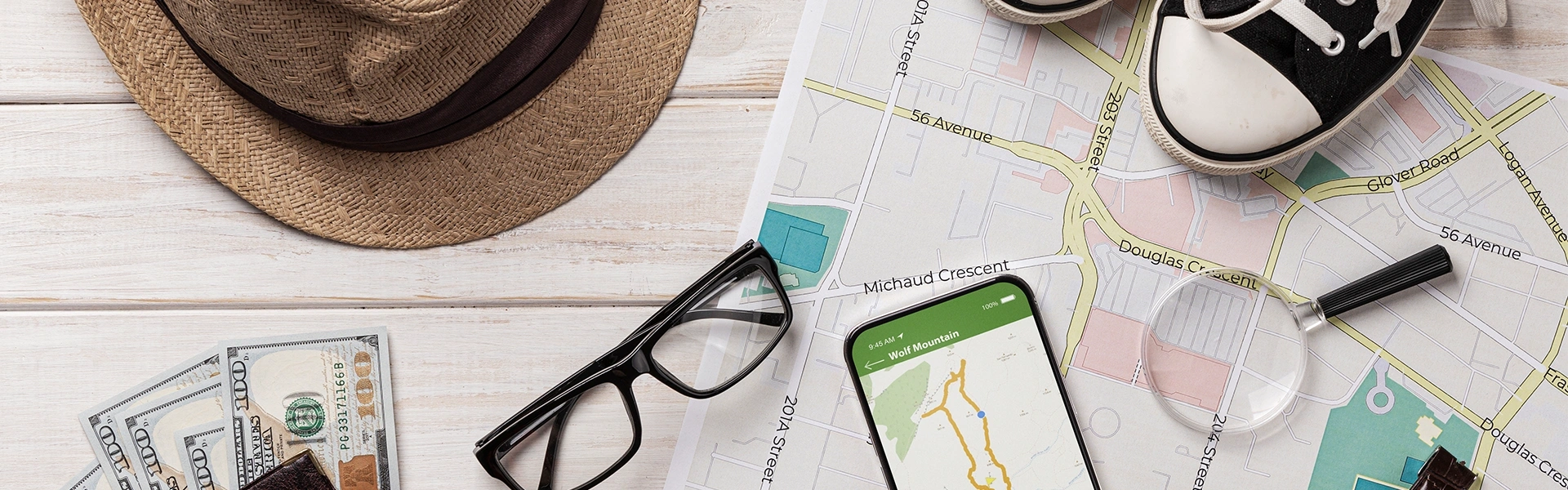 地図やスマートフォン、帽子など旅行準備をイメージしたアイテム