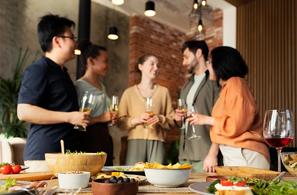 クラスメイトと交流する留学生の様子