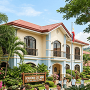 フィリピンと日本のインフラ環境の違いを示す建物写真