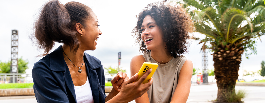 南アフリカの学生が英語で会話する様子