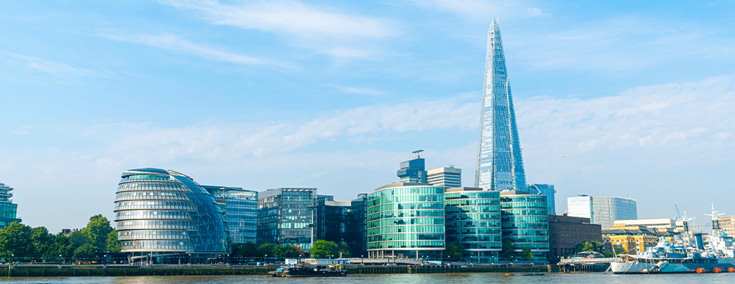 ロンドン中心部のシャードと市庁舎｜物価や天候の変化に注意が必要なイギリス留学