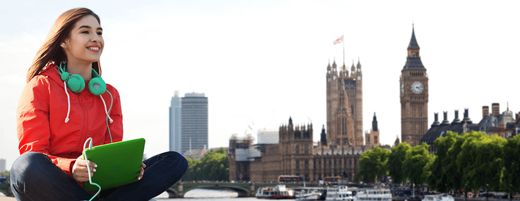 ロンドンのビッグベンを背景に学ぶ女性留学生｜イギリス留学の魅力ある学習環境