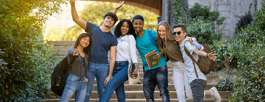 多国籍の学生が集う階段での交流風景｜イギリス留学で広がる国際的な人脈と学びの場