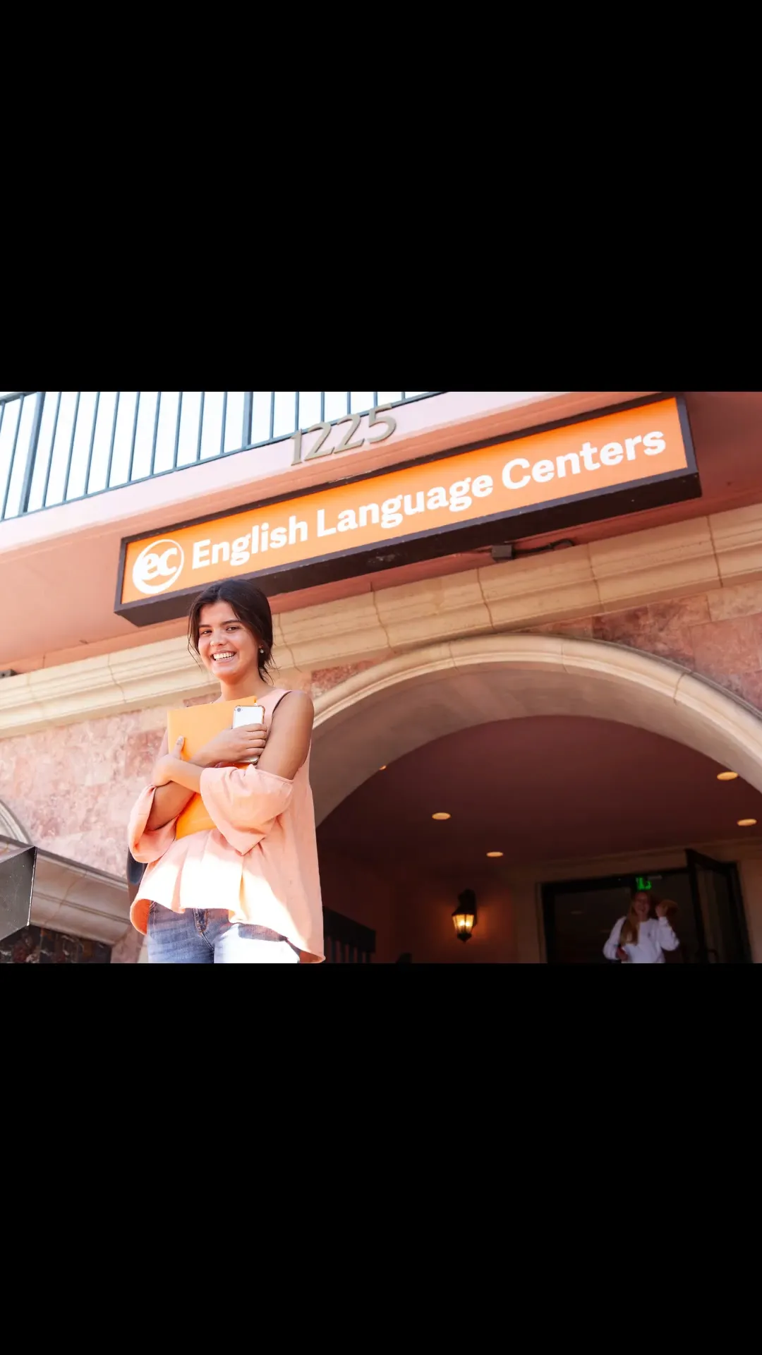 EC English Language Centreの入口前に立つ人物、屋外の建物