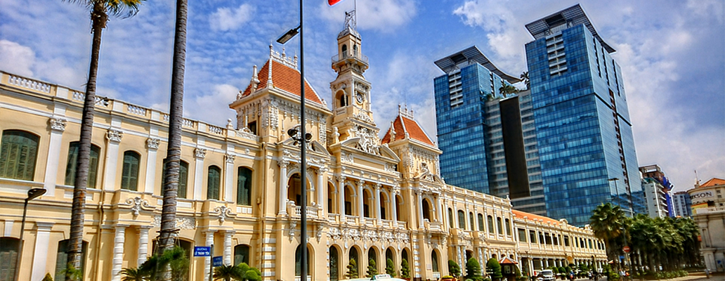 伝統建築と近代都市が共存するホーチミン市の風景（ベトナム留学のメリット）